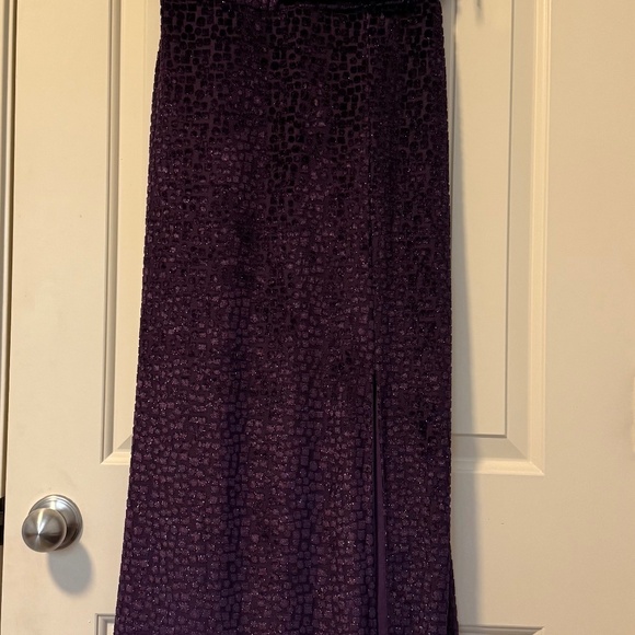 Night Way Collections Dresses & Skirts - Nightway Women's Long Velvet‎ Mock Wrap Dress W/Sheer V Inset & Side Slit Size 8